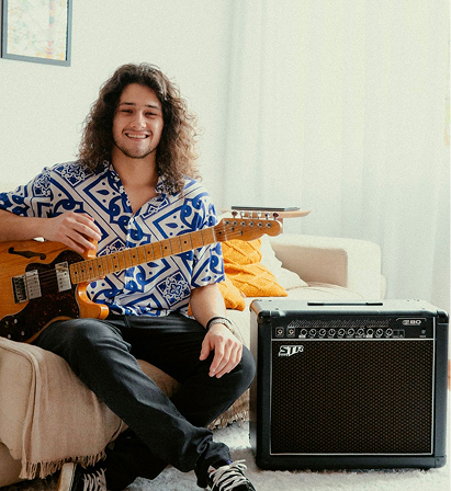 Rodi Mendes, guitarrista e improvisador brasileiro, em ambiente de estúdio